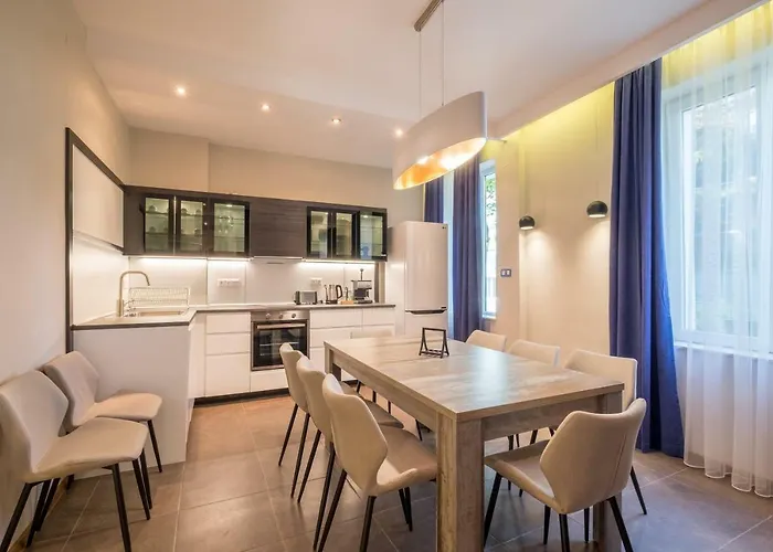 Cozy 3-Bedroom With Stylish Comfort And Chic Decor
