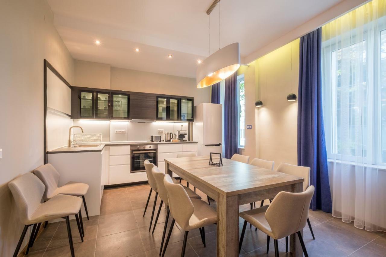 Cozy 3-Bedroom With Stylish Comfort And Chic Decor Apartment