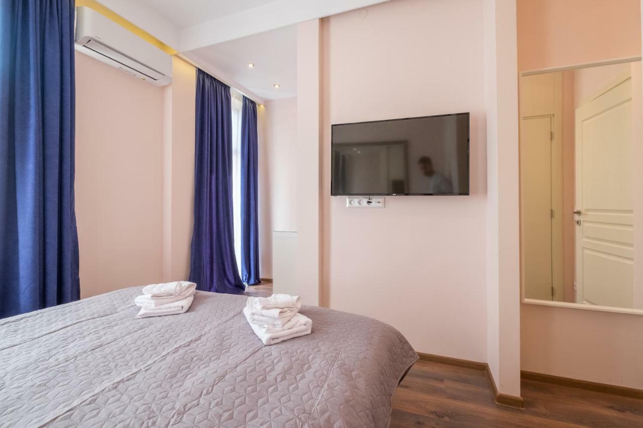 Apartemen Cozy 3-bedroom With Stylish Comfort And Chic Decor *